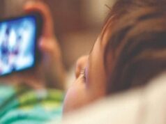 बिस्तर पर लेटकर Reel देखते-देखते थम गई मासूम की सांसें