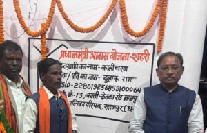 मुख्यमंत्री विष्णु देव साय ने प्रधानमंत्री आवास योजना के हितग्राही के घर पहुँचकर जाना ज़मीनी अनुभव