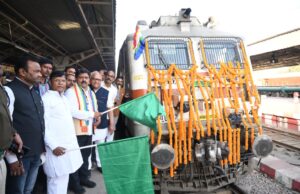 उपमुख्यमंत्री विजय शर्मा ने ‘मूकमाटी एक्सप्रेस’ को हरी झंडी दिखाकर किया रवाना