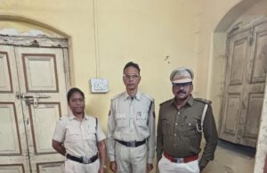 अवैध महुआ शराब पर आबकारी विभाग की सख्त कार्रवाई, 8 लीटर महुआ शराब जब्त
