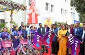 मंत्री लक्ष्मी राजवाड़े ने बालिकाओं को साइकिल वितरण कर बढ़ाया उत्साह