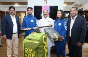 उप मुख्यमंत्री अरुण साव ने नेशनल सेंटर ऑफ एक्सीलेंस में परफॉर्मेंस असेसमेंट के लिए चयनित खिलाड़ियों को दिए हॉकी किट