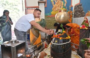 नगर पालिका अध्यक्ष अश्वनी शर्मा ने बाबा महाकाल की पूजा-अर्चना कर केक काटकर हर्षोल्लास के साथ मनाया नववर्ष