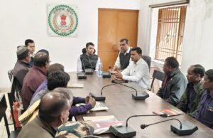 ग्राम स्तर पर कानून – व्यवस्था सुदृढ़ करने को लेकर कलेक्टर ने कोटवारों की समीक्षा बैठक ली