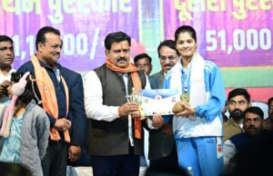 उपमुख्यमंत्री विजय शर्मा ने साउथ एशियन बॉल बैडमिंटन चैंपियनशिप में स्वर्ण पदक जीतने वाली कवर्धा की बेटी रिया तिवारी का किया सम्मान