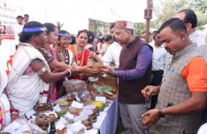 बस्तर पंडुम अंतर्गत बस्तर और बकावंड में लोक संस्कृति के महापर्व में मांदर की थाप पर थिरके कलाकार