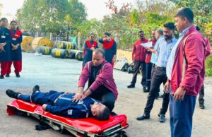 सीपीआर देने की वैज्ञानिक तकनीक के लाइव-डेमो के साथ ही अचानक बेहोशी, अत्यधिक रक्तस्राव एवं सांस लेने में कठिनाई जैसी मेडिकल आपात स्थितियों में प्राथमिक उपचार की दी गई जानकारी