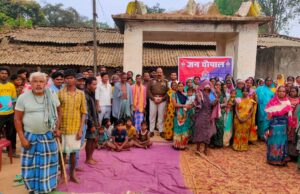 ग्राम चिलकीगुडी में जन चौपाल आयोजित कर ग्रामीणों को नशा मुक्ति और साइबर सुरक्षा के प्रति किया जागरूक