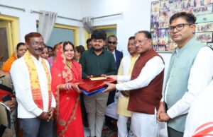 मुख्यमंत्री विष्णु देव साय ने महापौर निवास पहुंच नवदम्पति को दिया आशीर्वाद