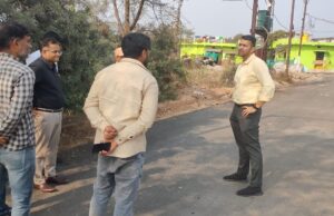 बीटी सड़क निर्माण में अनियमितता पर जिला प्रशासन का कड़ा एक्शन