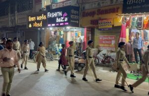 पुलिस का पैदल मार्च – एडिशनल एसपी ने सराफा व्यापारियों को दिए सुरक्षा संबंधी निर्देश