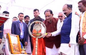 मुख्यमंत्री महाशिवरात्रि पर्व पर कोसमनारा धाम में आयोजित स्थापना दिवस समारोह में हुए शामिल