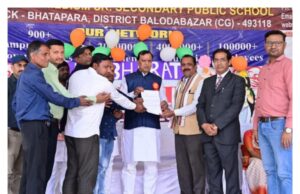 विद्यालय मे चारदिवारी की मांग का लेकर प्रयोजन, डीएवी पालक समिति द्वारा पूर्व विधायक को ज्ञापन