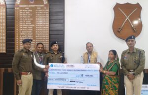 आकस्मिक निधन हुए दो पुलिसकर्मियों के परिजनों को पुलिस सैलरी पैकेज से मिला 10–10 लाख रुपये का बीमा चेक