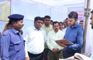 कोटवारों द्वारा संधारित मुसाफिर रजिस्टर का कलेक्टर ने किया निरीक्षण