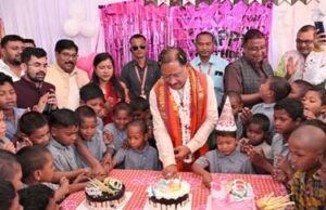 मुख्यमंत्री को अपने बीच पाकर खिल उठे बच्चों के चेहरे: जन्मदिन बना यादगार