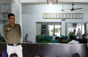 रेलवे स्टेशन के बाहर मारपीट की घटना के चंद घंटे के भीतर चार आरोपी गिरफ्तार —पुलिस की त्वरित कार्रवाई