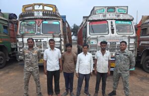 पुलिस ने मेन रोड पर घेराबंदी कर पकड़े कबाड़ से लदे ट्रक, परिवहन के वैध दस्तावेज प्रस्तुत नहीं कर सके चालक