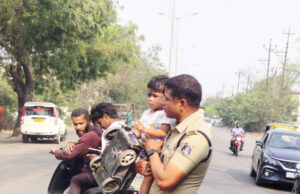 खाकी का मानवीय दायित्व — एडिशनल एसपी अनिल सोनी ने सड़क पर भटक रहे 2 वर्षीय बालक को मां से मिलाया