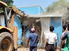 जिला प्रशासन द्वारा अतिक्रमण हटाने की गई कार्रवाई