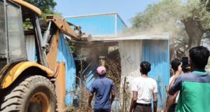 जिला प्रशासन द्वारा अतिक्रमण हटाने की गई कार्रवाई