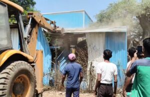 जिला प्रशासन द्वारा अतिक्रमण हटाने की गई कार्रवाई