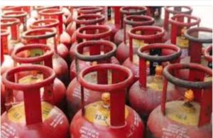 मिठाई की दुकान में छापेमारी के दौरान बीस घरेलू गैस सिलेंडर बरामद