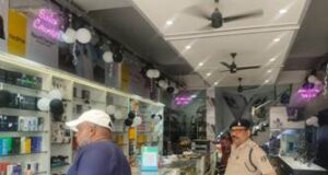 मोबाइल शॉप में लाखों की चोरी, सीसीटीवी में कैद संदिग्ध; पुलिस जांच में जुटी
