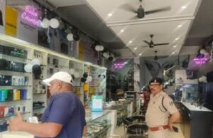 मोबाइल शॉप में लाखों की चोरी, सीसीटीवी में कैद संदिग्ध; पुलिस जांच में जुटी