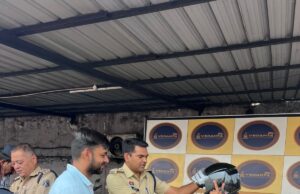 रामनवमी पर पुलिस की अनोखी पहल — 200 हेलमेट वितरण कर दिया सुरक्षा का संदेश