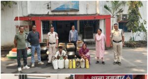 अवैध शराब पर पुलिस की सख्त कार्रवाई में 84 लीटर अवैध महुआ शराब जब्त, चार आरोपी गिरफ्तार
