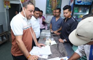 सही दवा, शुद्ध आहार” अभियान की शुरुआत, सुबह-सुबह डेयरियों पर पहुंची जिला प्रशासन की टीम, खाद्य पदार्थ के लिए सैंपल