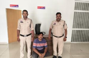 मोबाइल ऐप, सट्टा पट्टी और नगदी के साथ आरोपी दबोचा, साइबर व जूटमिल पुलिस की संयुक्त कार्रवाई
