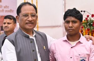 मुख्यमंत्री विष्णु देव साय ने पुनर्वास केंद्र का किया अवलोकन, पुनर्वासितों से किया आत्मीय संवाद