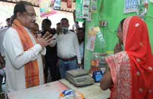 सुशासन तिहार: मुख्यमंत्री साय पहुंचे ‘लखपति दीदी’ सुमिला की किराना दुकान : लौंग-इलायची से हुआ आत्मीय स्वागत