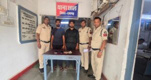 दुष्कर्म, डकैती और फरारी के बाद गांव में छिपकर चला रहा था ऑनलाइन बेटिंग का नेटवर्क,रायगढ़ पुलिस की रेड में दबोचा गया कुख्यात आरोपी, सट्टा खेलने वाला युवक भी गिरफ्तार