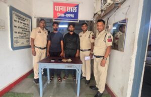 दुष्कर्म, डकैती और फरारी के बाद गांव में छिपकर चला रहा था ऑनलाइन बेटिंग का नेटवर्क,रायगढ़ पुलिस की रेड में दबोचा गया कुख्यात आरोपी, सट्टा खेलने वाला युवक भी गिरफ्तार