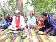 निर्माणाधीन पंचायत भवन के निरीक्षण के दौरान मुख्यमंत्री को श्रमिकों ने दिया भोजन का न्यौता: साथ बैठकर खाया बोरे बासी और आमा चटनी