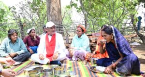 निर्माणाधीन पंचायत भवन के निरीक्षण के दौरान मुख्यमंत्री को श्रमिकों ने दिया भोजन का न्यौता: साथ बैठकर खाया बोरे बासी और आमा चटनी