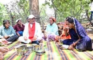 निर्माणाधीन पंचायत भवन के निरीक्षण के दौरान मुख्यमंत्री को श्रमिकों ने दिया भोजन का न्यौता: साथ बैठकर खाया बोरे बासी और आमा चटनी