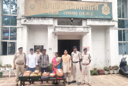 रेलवे स्टेशन के बाहर करीब 18 किलो गांजा के साथ ओडिशा के 3 तस्कर गिरफ्तार, “ऑपरेशन आघात” के तहत पुलिस की बड़ी कार्रवाई