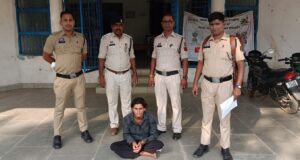 तलवार लेकर पड़ोसी के घर में घुसा युवक, बोलेरो और बाइक में की तोड़फोड़