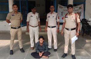 तलवार लेकर पड़ोसी के घर में घुसा युवक, बोलेरो और बाइक में की तोड़फोड़