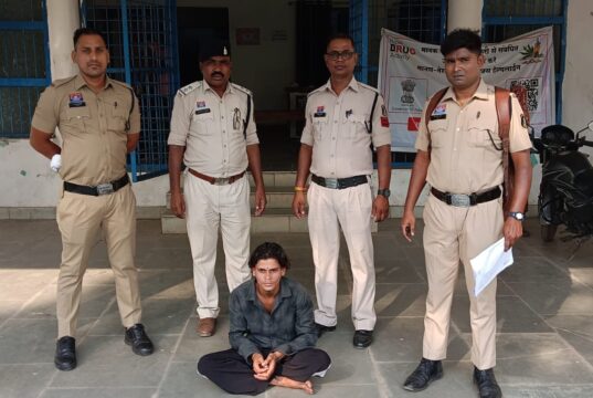 तलवार लेकर पड़ोसी के घर में घुसा युवक, बोलेरो और बाइक में की तोड़फोड़