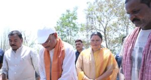 मुख्यमंत्री ने ईंट जोड़कर किया श्रमदान : भैंसामुड़ा में पीएम आवास निर्माण का किया औचक अवलोकन