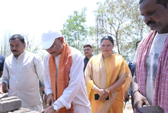 मुख्यमंत्री ने ईंट जोड़कर किया श्रमदान : भैंसामुड़ा में पीएम आवास निर्माण का किया औचक अवलोकन