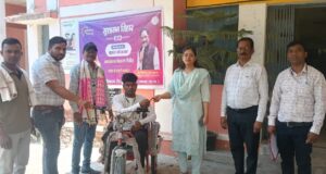 सुशासन तिहार बना सहारा: विनोद मिंज को मिली मोटराइज्ड ट्राई सायकल