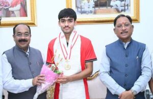अंडर-18 एशिया कप विजेता हॉकी खिलाड़ी अवि मानिकपुरी ने मुख्यमंत्री श्री विष्णुदेव साय से की सौजन्य भेंट