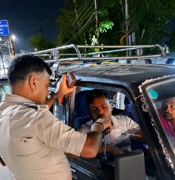 सड़क सुरक्षा अभियान के तहत यातायात पुलिस की बड़ी कार्रवाई, ओडिशा हाईवे पर ब्रीथ एनालाइजर जांच में शराब पीकर वाहन चलाते मिले 5 भारी वाहन चालक