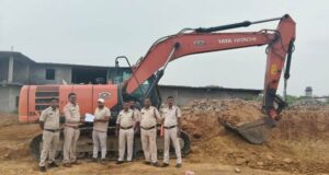 एसआरसी कंपनी के खिलाफ प्रकरण दर्ज, चैन माउंटेन मशीन जब्त